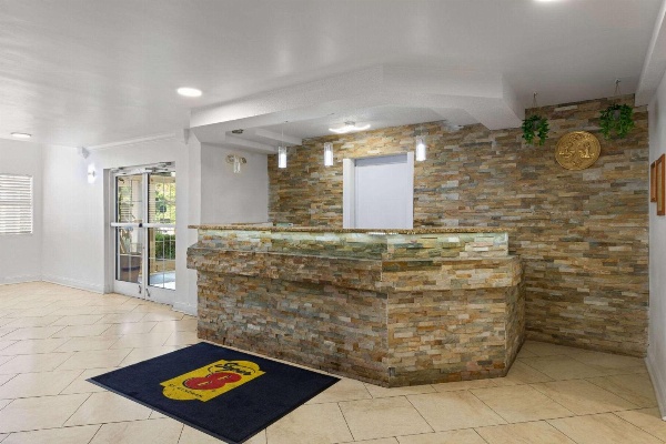 Super 8 by Wyndham Harbison/Parkridge Hospital image 6
